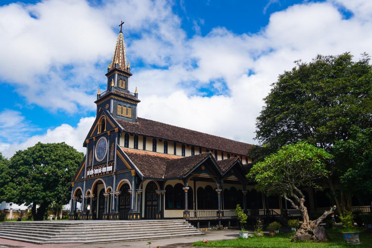 Ghé thăm hai nhà thờ gỗ lâu đời ở Kon Tum