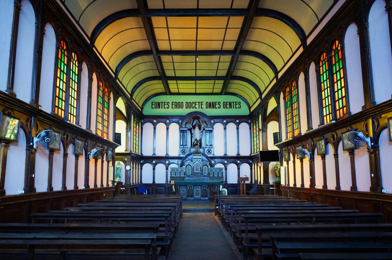 Ghé thăm hai nhà thờ gỗ lâu đời ở Kon Tum
