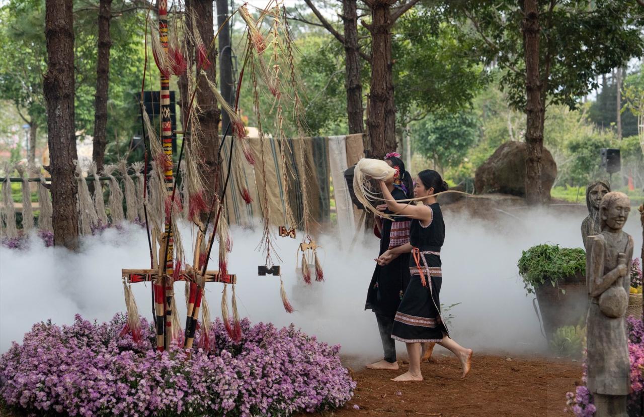 Sự xuất hiện mới lạ của thổ cẩm Tây Nguyên tại lễ hội ở Măng Đen